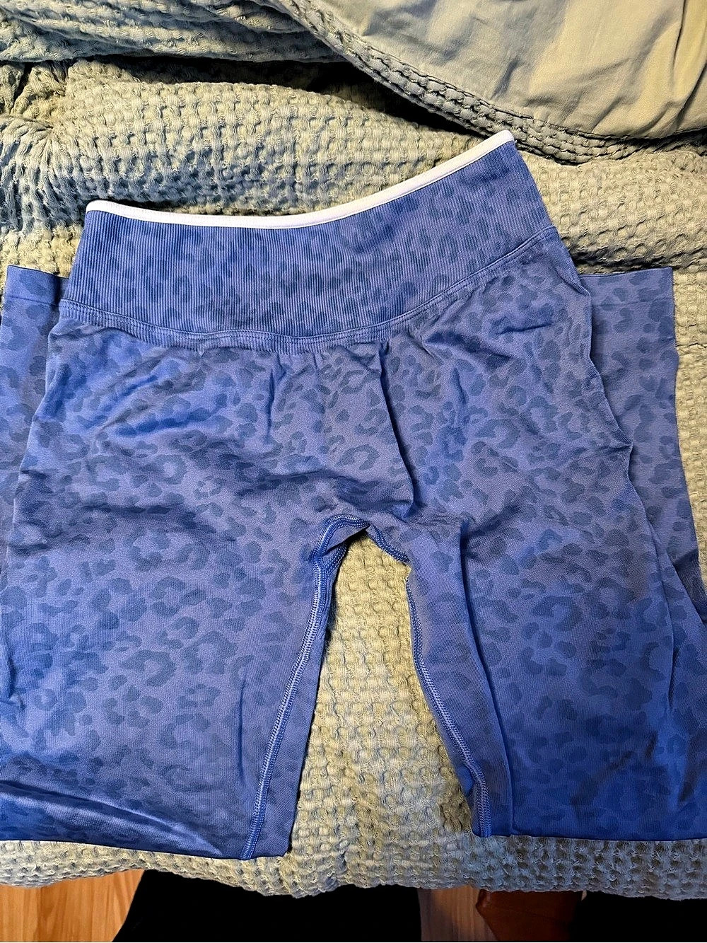 TEVEO Contrastline Sculpt Scrunch Shorts Blue Animal Print